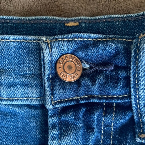 Gap High Rise 4” Short - Picture 2 of 4